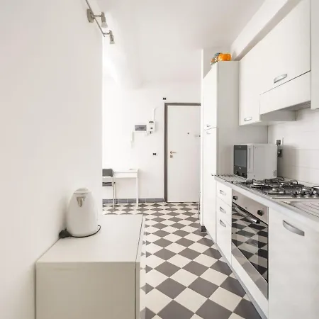 Modern In Near Christopher Columbus House Apartment *